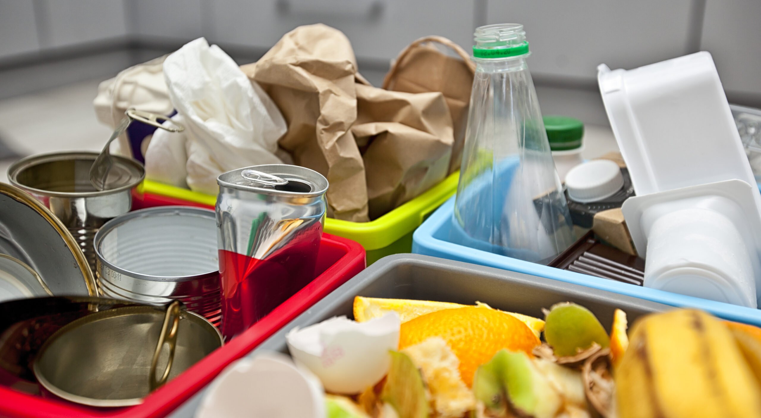 Por qué no debes reutilizar los botes de plástico para guardar comida? Aquí  algunas razones